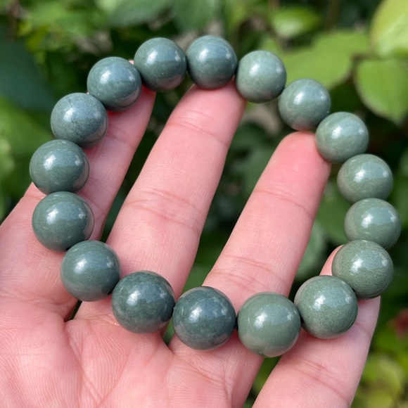 12mm stretchable green Alashan bracelet - Picture 3 of 8